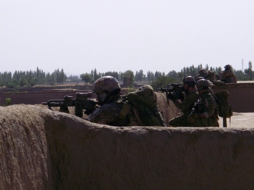 Binh sĩ Quân đội Na Uy ở Afghanistan sử dụng súng trường tự động HK417